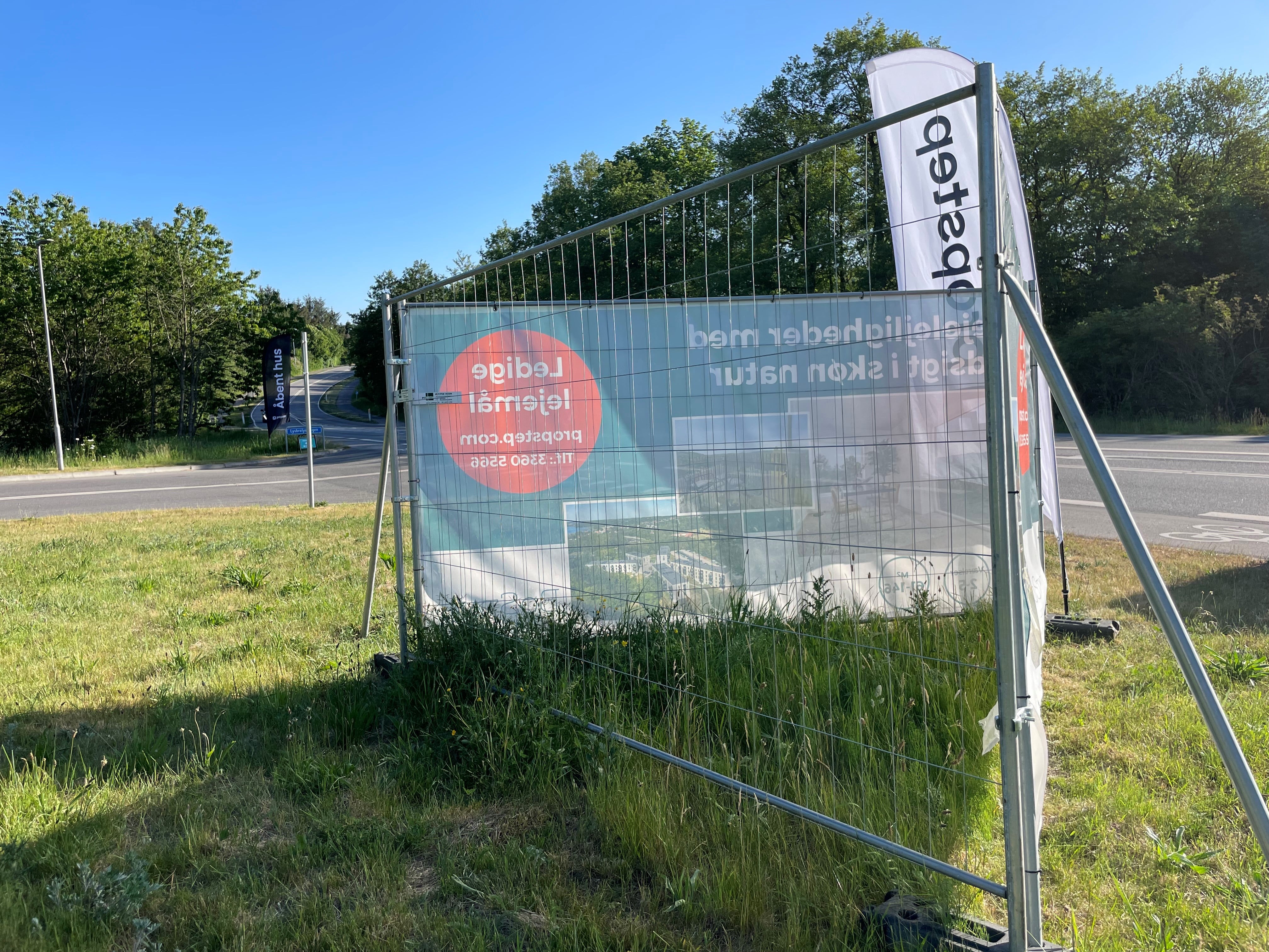 Meshbanner på byggeplads hegn