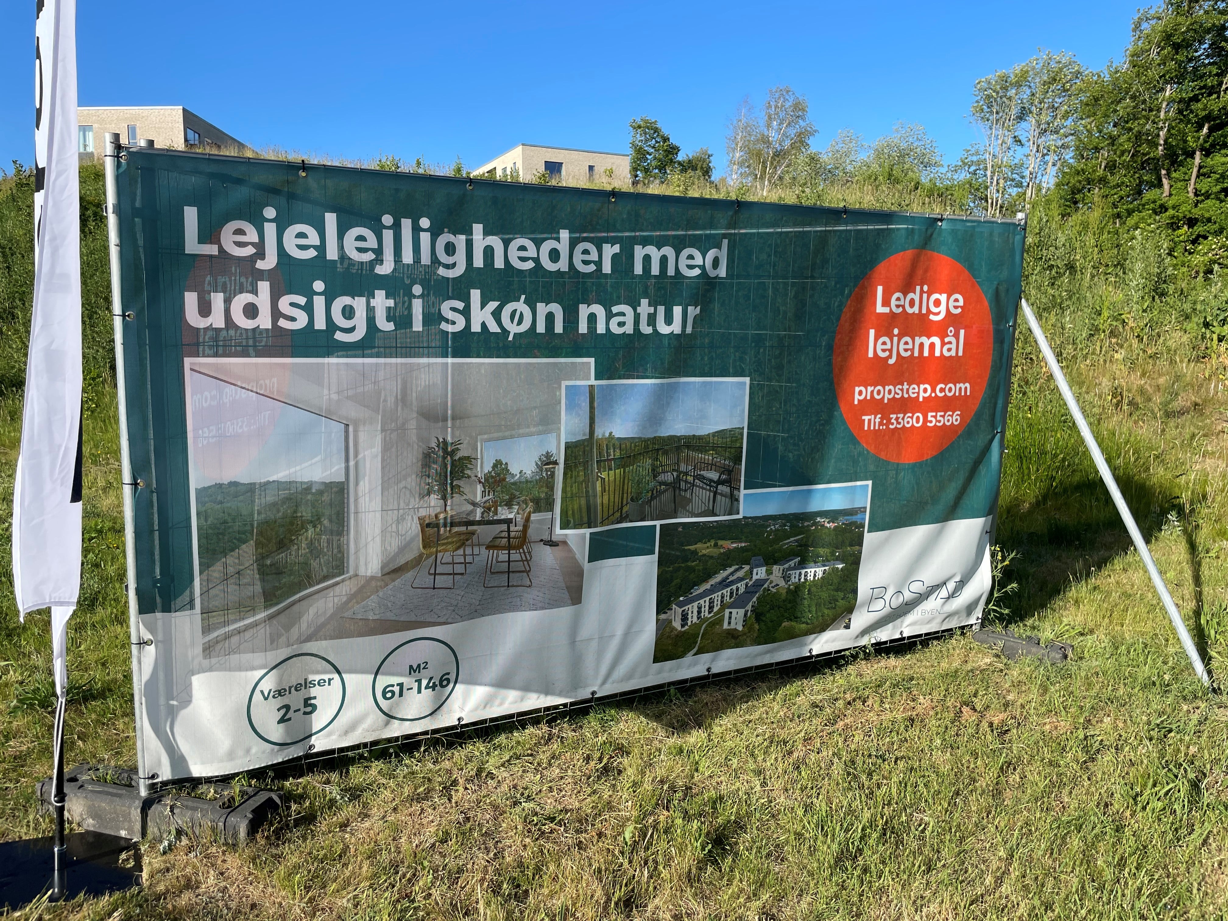 Banner monteret på byggeplads hegn for Propstep i Silkeborg.