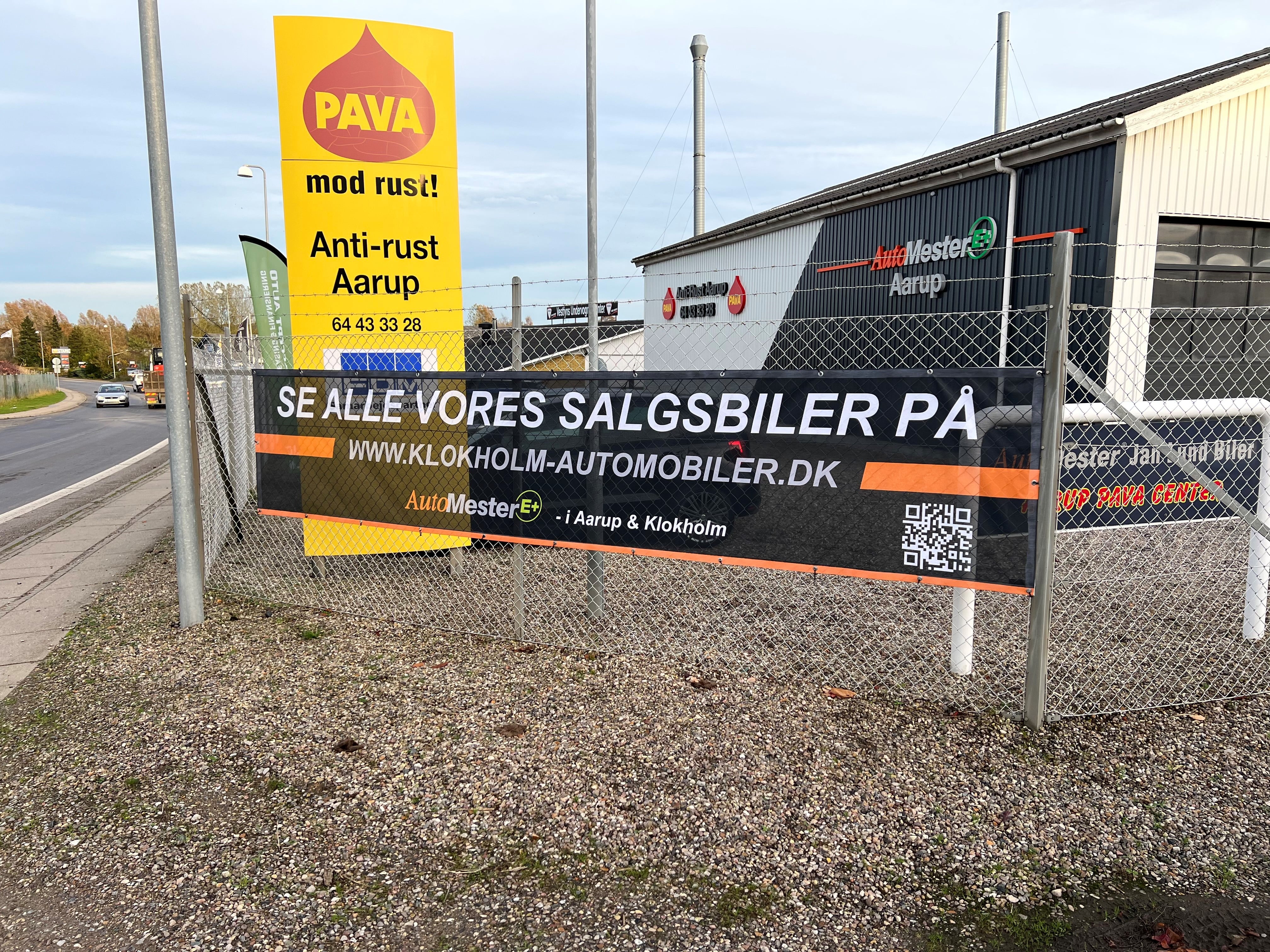 1x5 meter mesh banner til montering på hegn hos Klokholm Automobiler